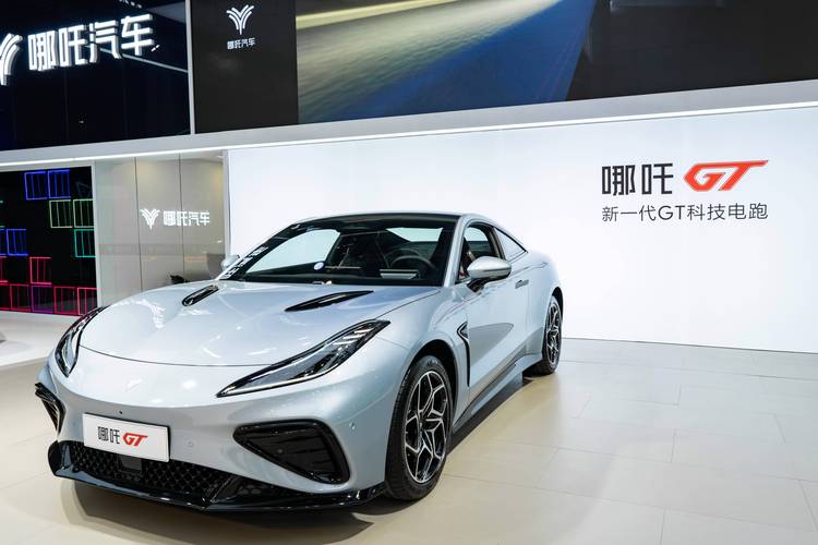 东莞215哪吒汽车在智能汽车领域的表现，领途汽车在新能源汽车市场中的影响力